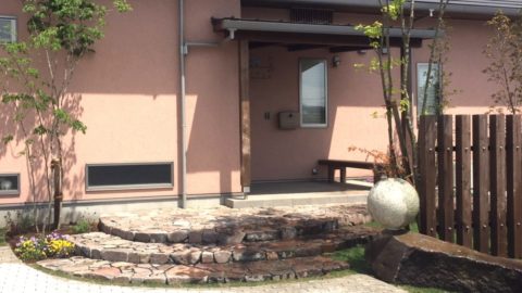 富士宮市　「自然と共に暮らす」小松石を使ったオープンエクステリア