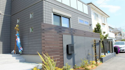 富士市外構　「スタイリッシュシンプルエクステリア」黒を基調とした目隠し壁のあるモノトーンエクステリア