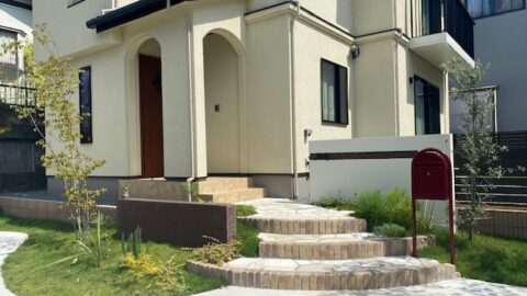 三島市「緑に囲まれたアプローチ」柔らかな曲線を使ったエクステリア