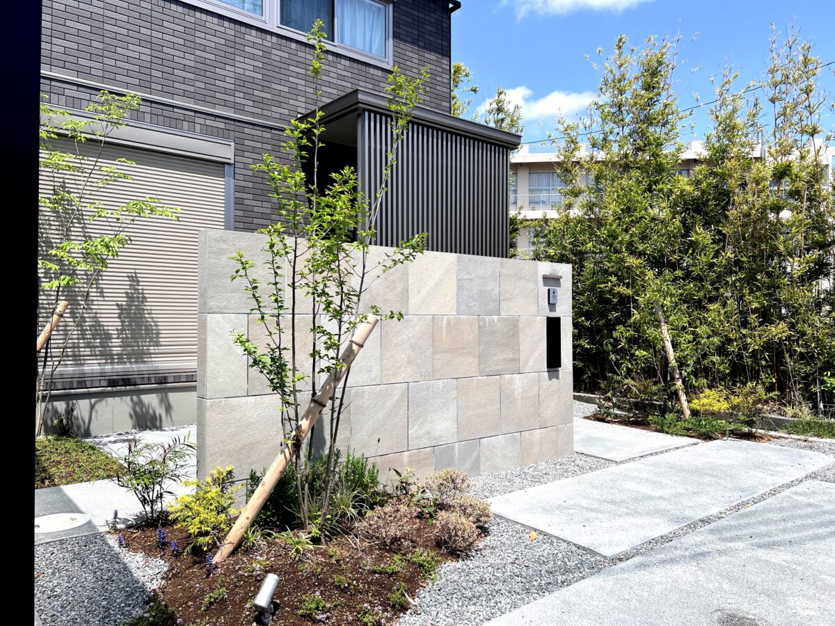 沼津市「大判タイルを使ったスタイリッシュエクステリア」 - WORKS