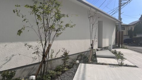 裾野市外構「白い家と黒い家」2棟が繋がるエクステリア